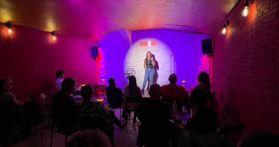 Taller de monólogos stand up, descubre tu humor y brilla