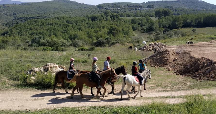 Disfruta de una ruta a caballo en la Masia Cogullada