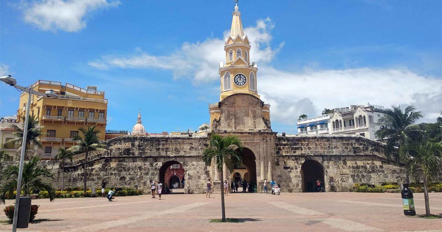 Paseo en coche por la Ciudad Amurallada: historia y encanto