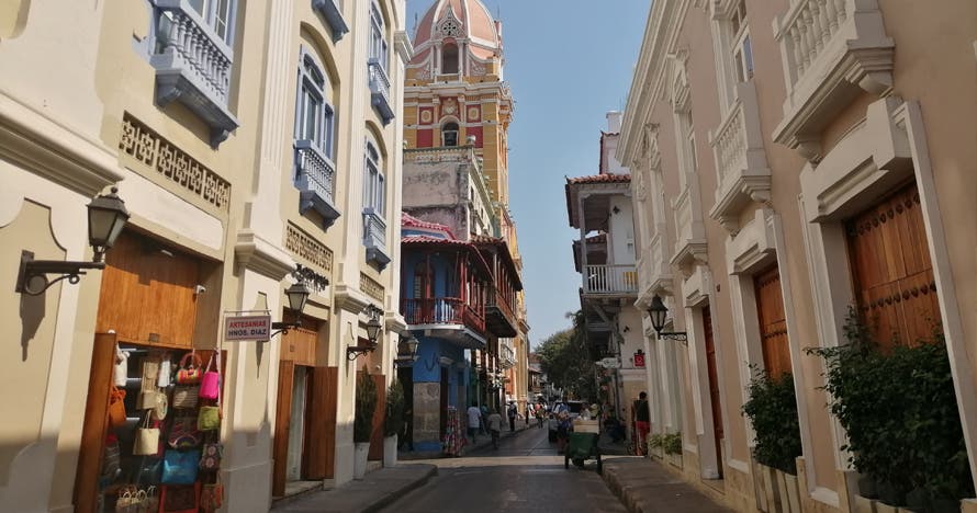 Paseo en coche por la Ciudad Amurallada: historia y encanto