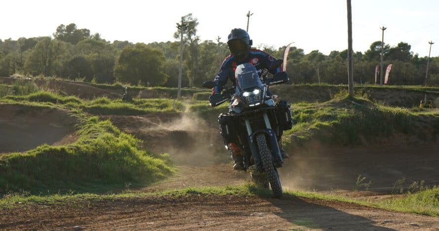 Aprende a pilotar una moto de trail con el curso One to one trail