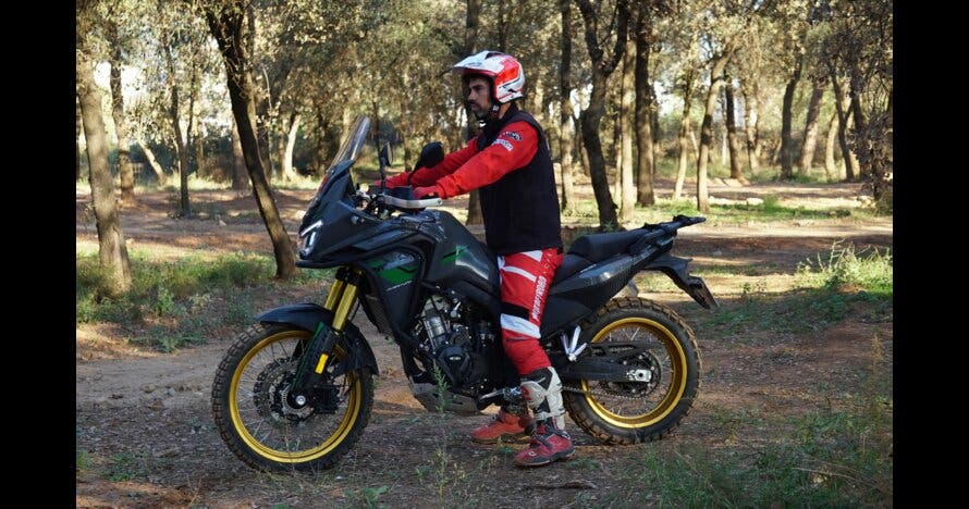 Aprende a pilotar una moto de trail con el curso One to one trail