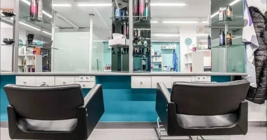 Cabello sedoso y sin encrespamiento con el tratamiento de keratina