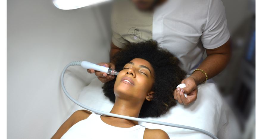 Piel radiante y rejuvenecida con el tratamiento Hydrafacial