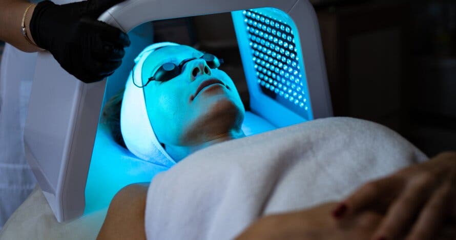 Tratamiento médico estético con higiene facial profunda y luz led