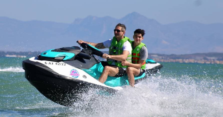 Excursión a Tabarca en moto de agua de 2 horas con almuerzo