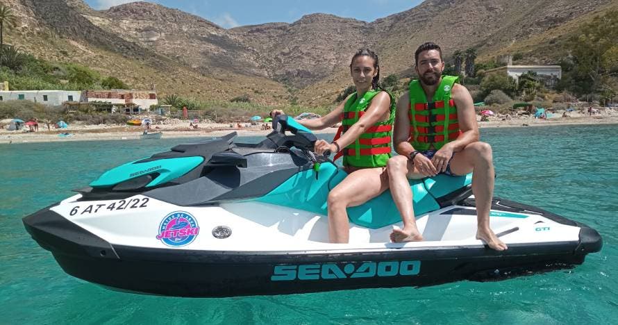 Excursión a Tabarca en moto de agua de 2 horas con almuerzo