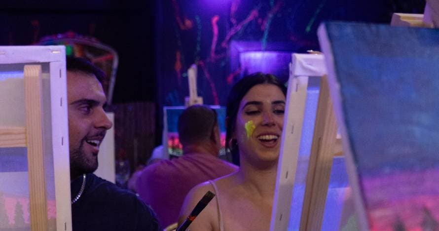Kokoart: Pinta un cuadro de neón con vino ilimitado y tequeños
