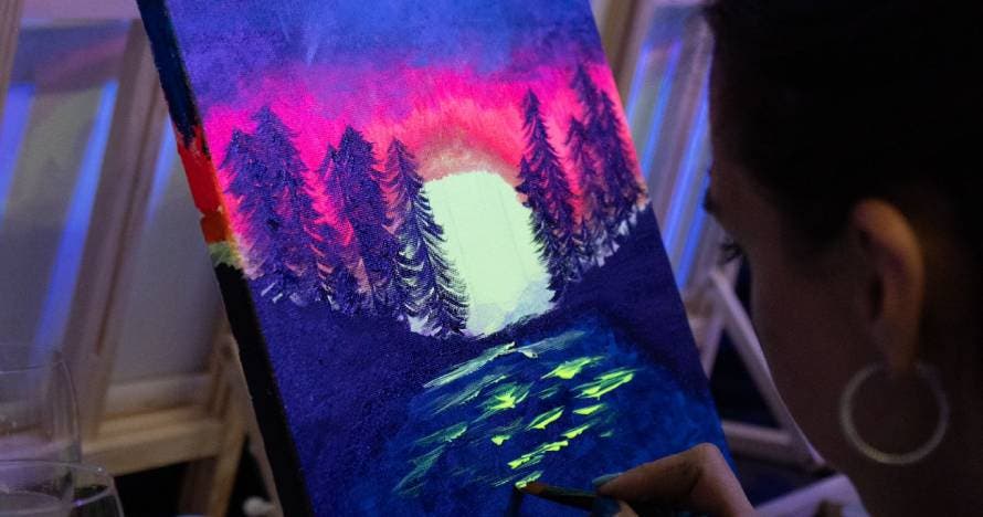Kokoart: Pinta un cuadro de neón con vino ilimitado y tequeños