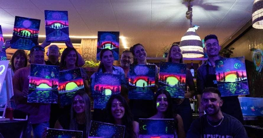 Kokoart: Pinta un cuadro de neón con vino ilimitado y tequeños