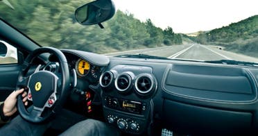 Al volante de un Ferrari o Corvette, la adrenalina de la velocidad