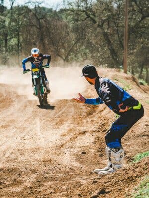 ¡Pilota una moto de Motocross en circuito!