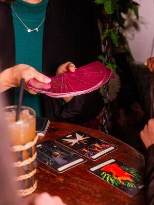 Tarot botánico con cocktail y bao opcional en Jardinet d Aribau