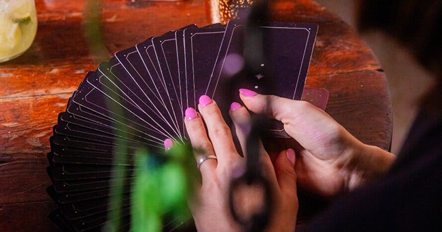 Tarot botánico con cocktail y bao opcional en Jardinet d Aribau