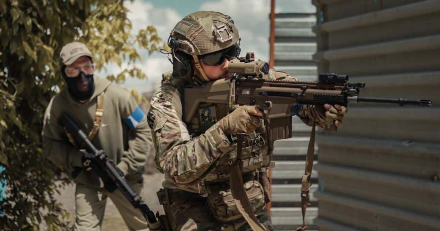 Partida airsoft en una ciudad en ruinas + Equipación