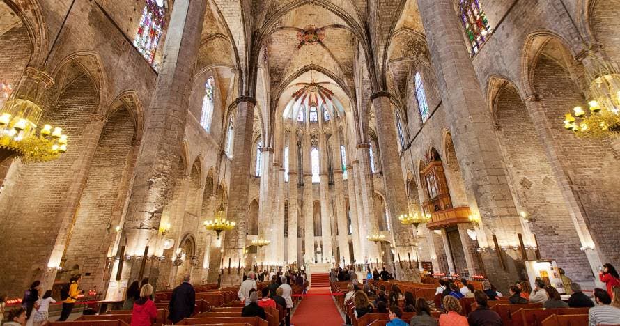 Descubre la Basílica Santa María del Mar y sus terrazas en el Born