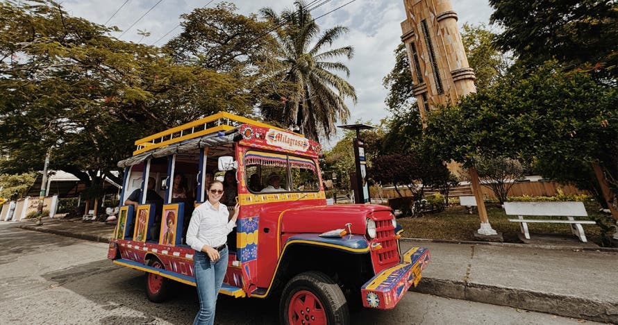 Chiva tour cultural con audioguía por Buga