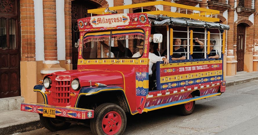 Chiva tour cultural con audioguía por Buga