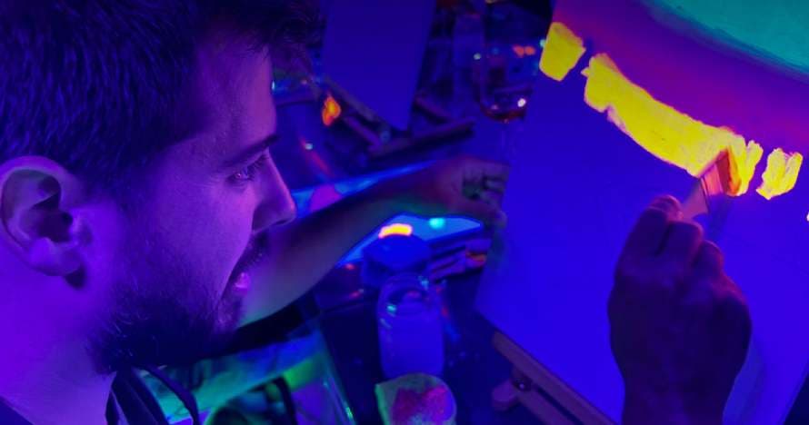 Taller de pintura acrílica o fluorescente con barra libre de vino