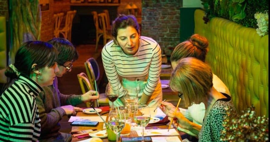 Taller artístico en Jardinet de Gràcia con bebida incluída