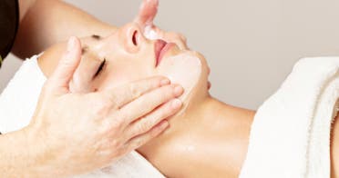 Tratamiento hydrafacial con masaje facial