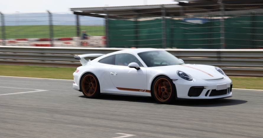 Conduce un Porsche 992 GT3 (510cv)