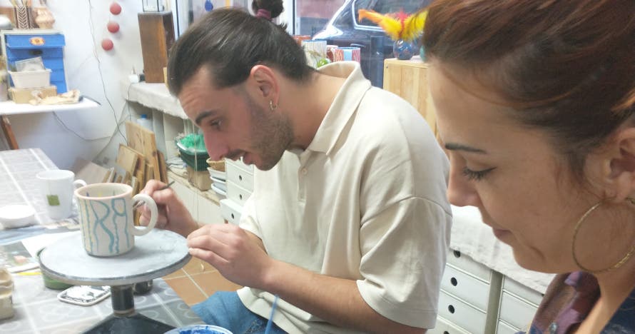 Pinta tu pieza de cerámica en el barrio de Sant Andreu;bebida incluida