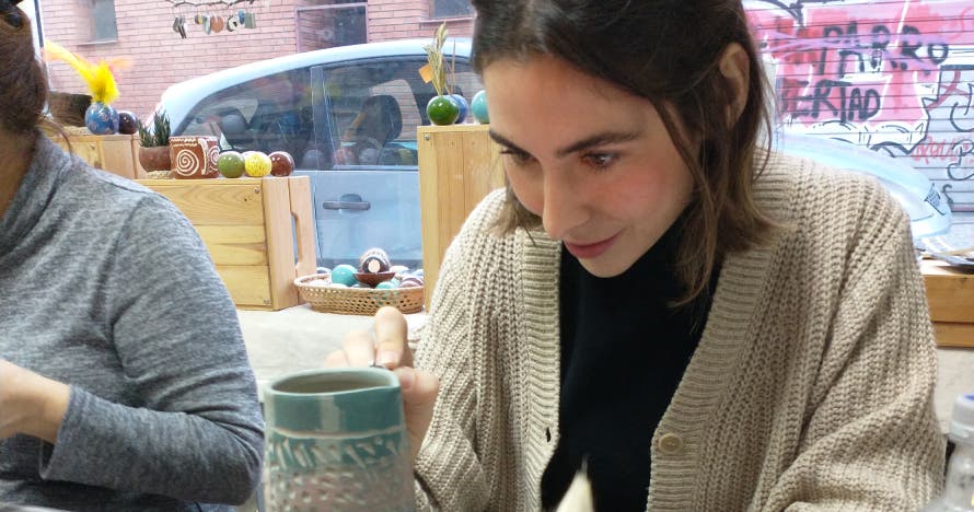 Pinta tu pieza de cerámica en el barrio de Sant Andreu;bebida incluida