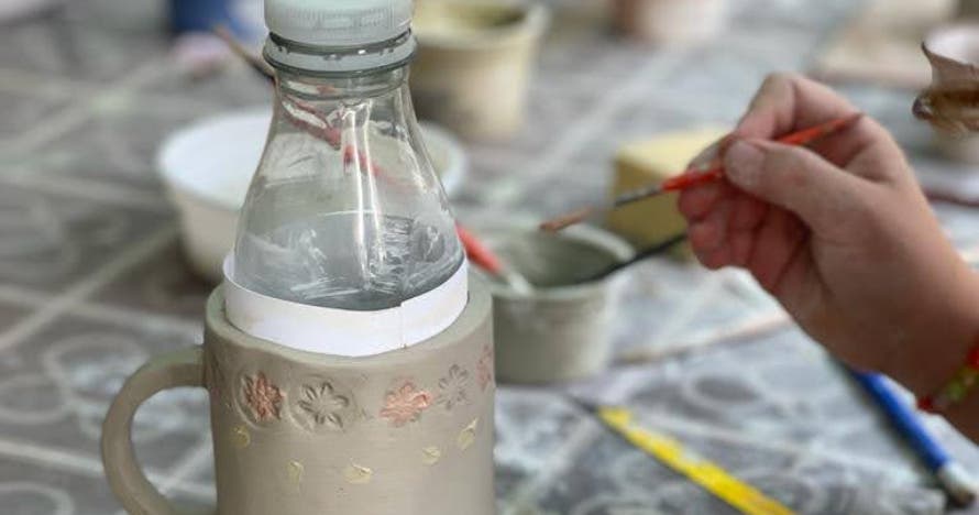 Pinta tu pieza de cerámica en el barrio de Sant Andreu;bebida incluida