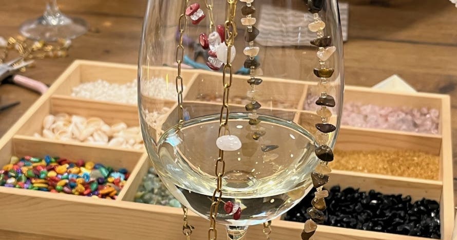 Jewels and Wine: Taller de joyería con bebida ilimitada en la Gran Vía