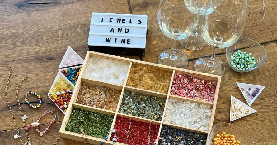 Jewels and Wine: Taller de joyería con bebida ilimitada en la Gran Vía