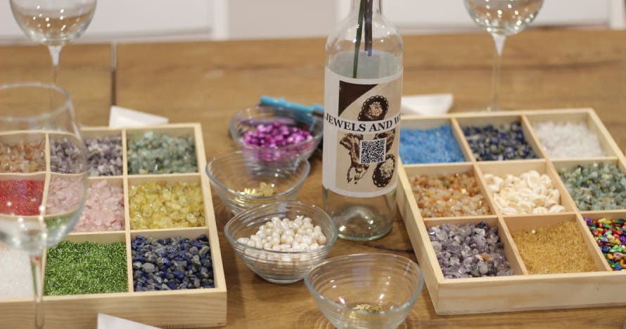 Jewels and Wine: Taller de joyería con bebida ilimitada en la Gran Vía
