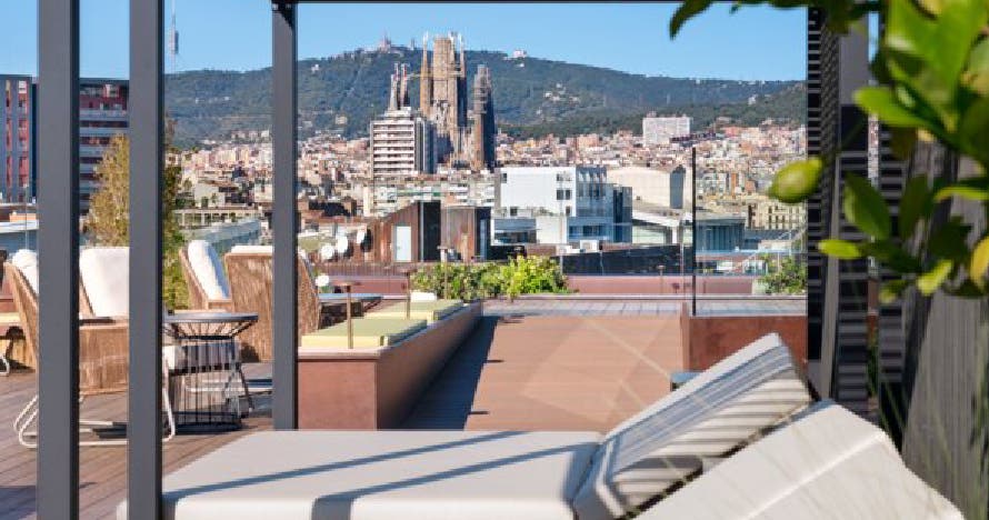 Circuito spa, masaje 25 minutos y copa rooftop en hotel Sallés Pere IV