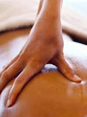 Masaje Saraswati con aceite ayurvdico