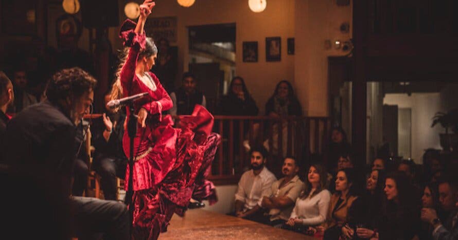 Delicias de tapas en Sevilla, tour a pie y espectáculo de flamenco