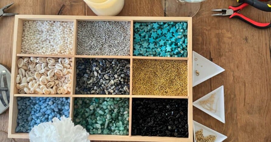 Jewels and Wine: Taller de joyería con bebida ilimitada en Barcelona