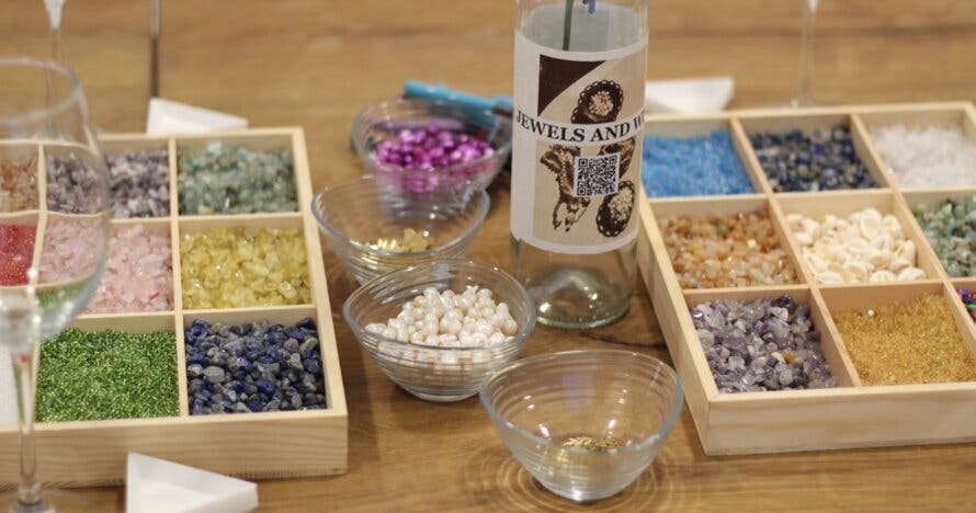 Jewels and Wine: Taller de joyería con bebida ilimitada en Barcelona