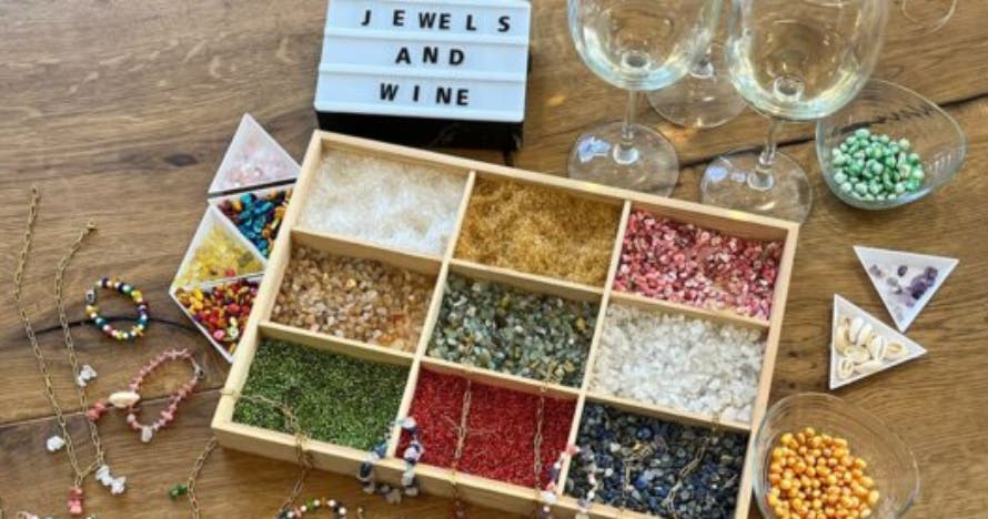 Jewels and Wine: Taller de joyería con bebida ilimitada en Barcelona