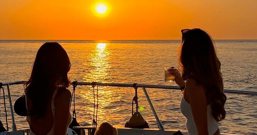 Tour por Bahía en Cartagena con Atardecer, Música y Bar Abierto