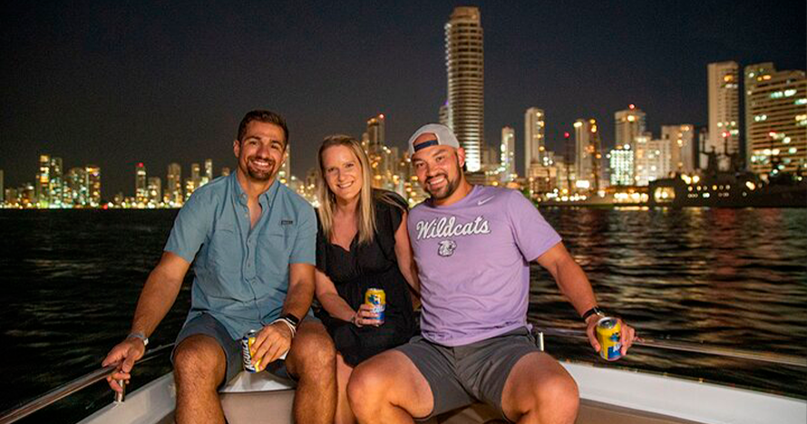 Tour por Bahía en Cartagena con Atardecer, Música y Bar Abierto
