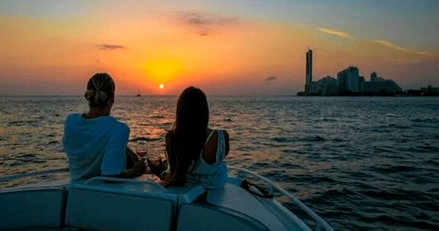 Tour por Bahía en Cartagena con Atardecer, Música y Bar Abierto