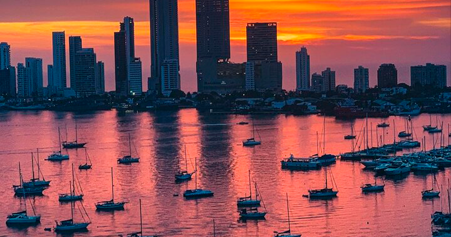 Tour por Bahía en Cartagena con Atardecer, Música y Bar Abierto