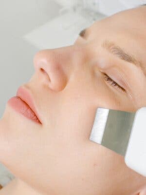 Higiene facial con espátula ultrasónica + Máscara Luz Led