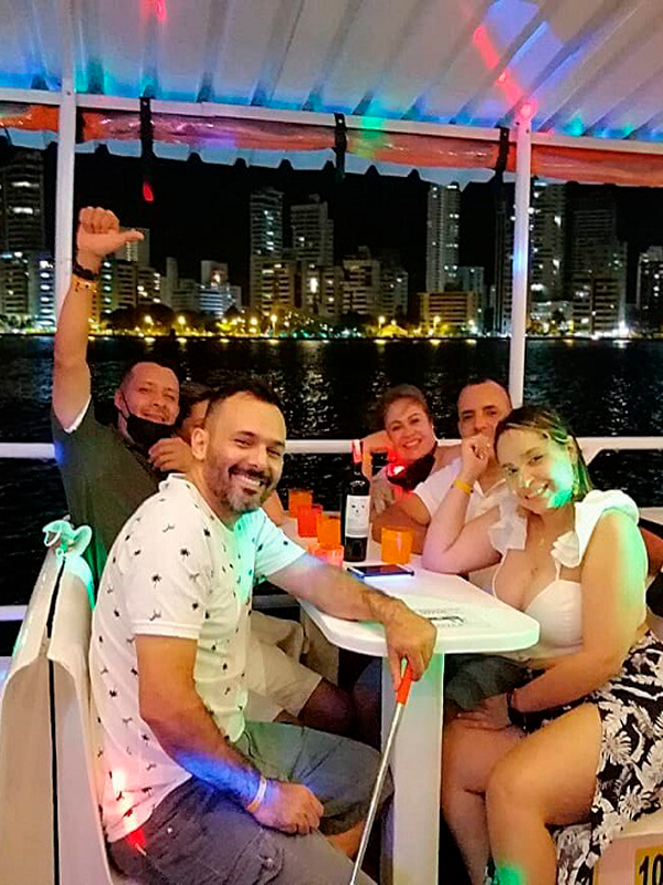 Fiesta Blanca en bahia de Cartagena con Cena Buffet y Bar Abierto