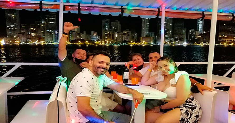 Fiesta Blanca en bahia de Cartagena con Cena Buffet y Bar Abierto