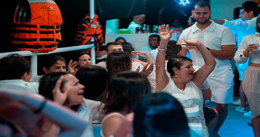 Fiesta Blanca en bahia de Cartagena con Cena Buffet y Bar Abierto