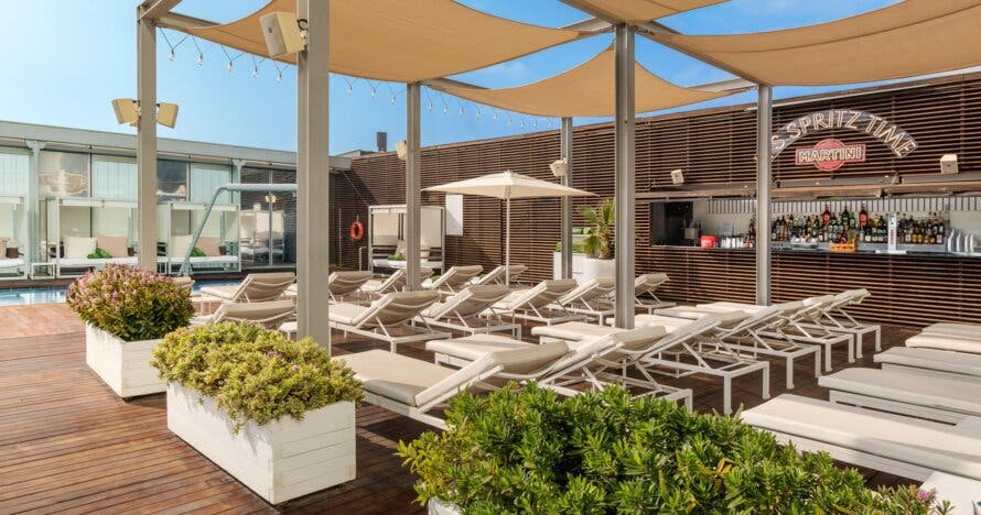 Acceso a GAIA Pool Bar con almuerzo en Meliá Barcelona Sky