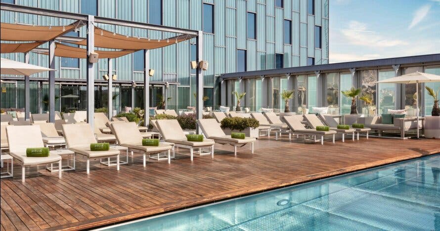 Acceso a GAIA Pool Bar con almuerzo en Meliá Barcelona Sky