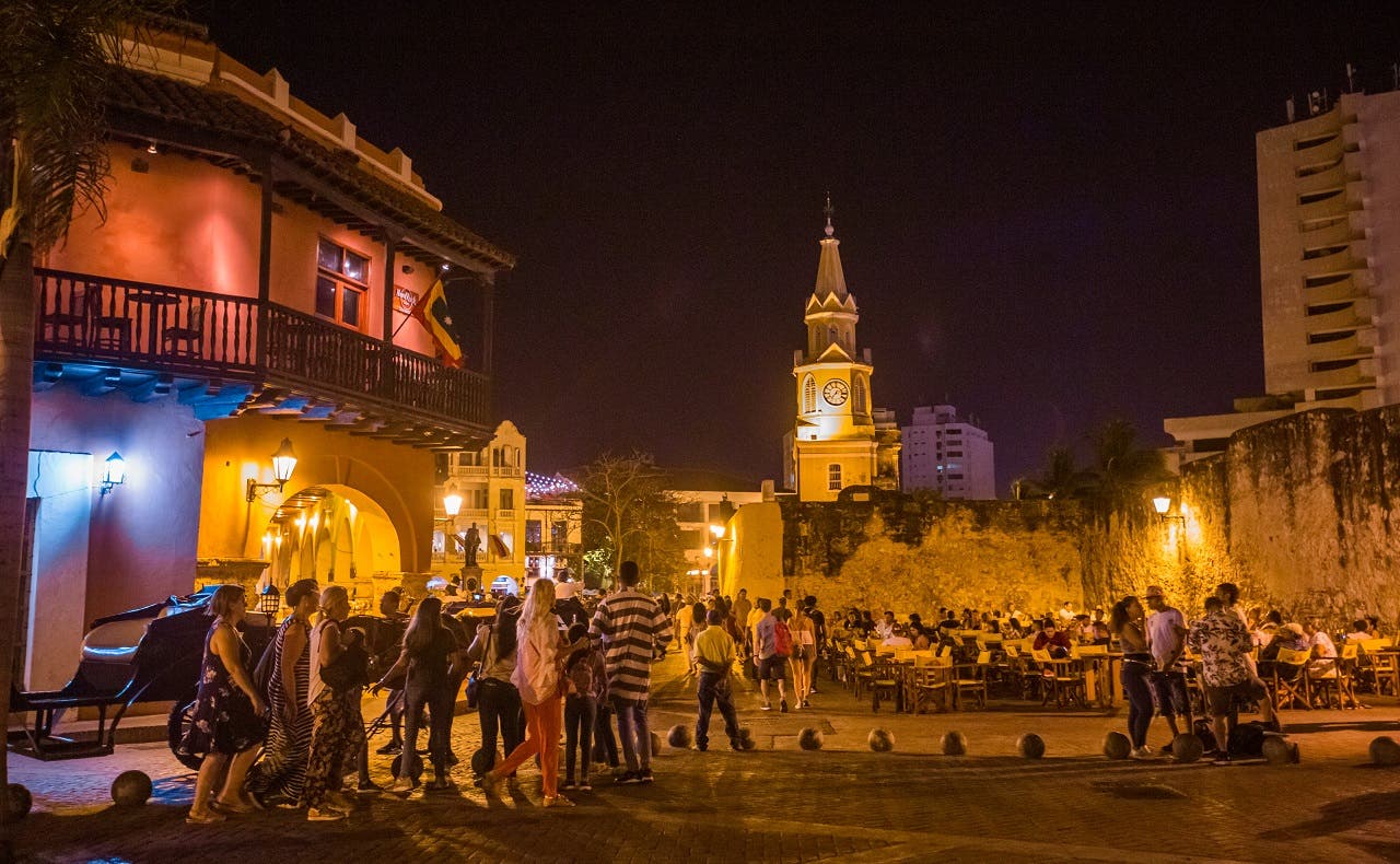 Tour en Chiva Rumbera con Música Fiesta y Diversión en Cartagena