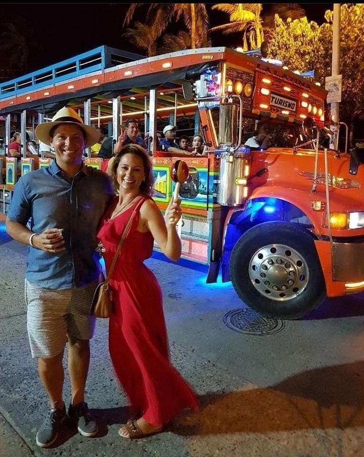 Tour en Chiva Rumbera con Música Fiesta y Diversión en Cartagena